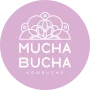 Logo de Mucha Bucha Kombucha, presentando una ilustración de una botella de kombucha con burbujas ascendentes.