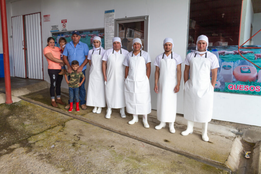Personas frente a las instalaciones de Lácteos El Torito