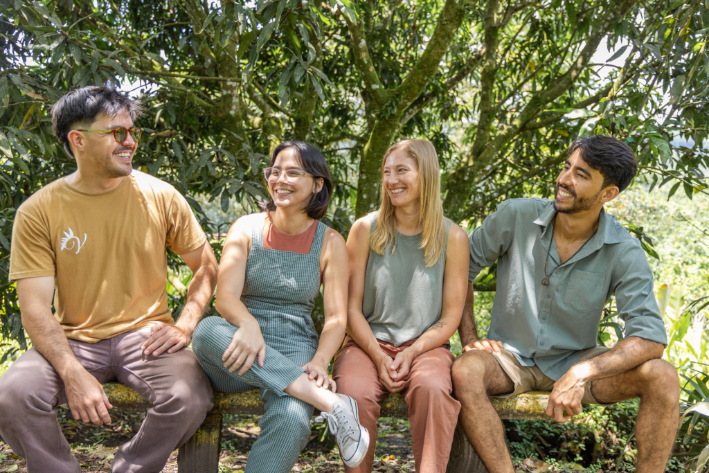 Equipo de Vida Verde reunido al aire libre